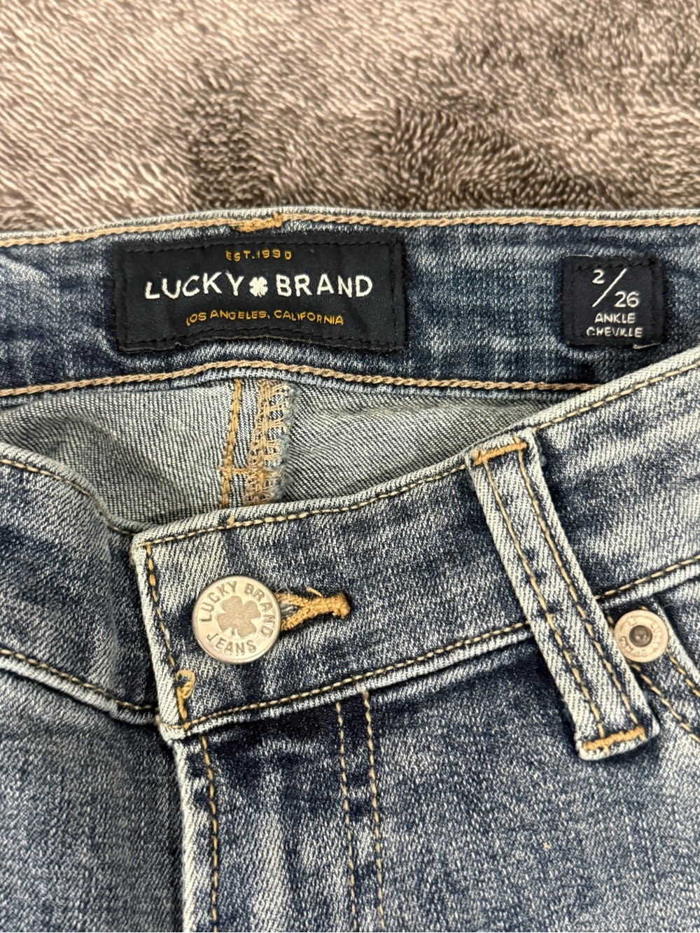 Lucky Brand Sweet Straight Jeans Women’s Size 2/26 Light Wash 28” Inseam - Picture 4 of 7